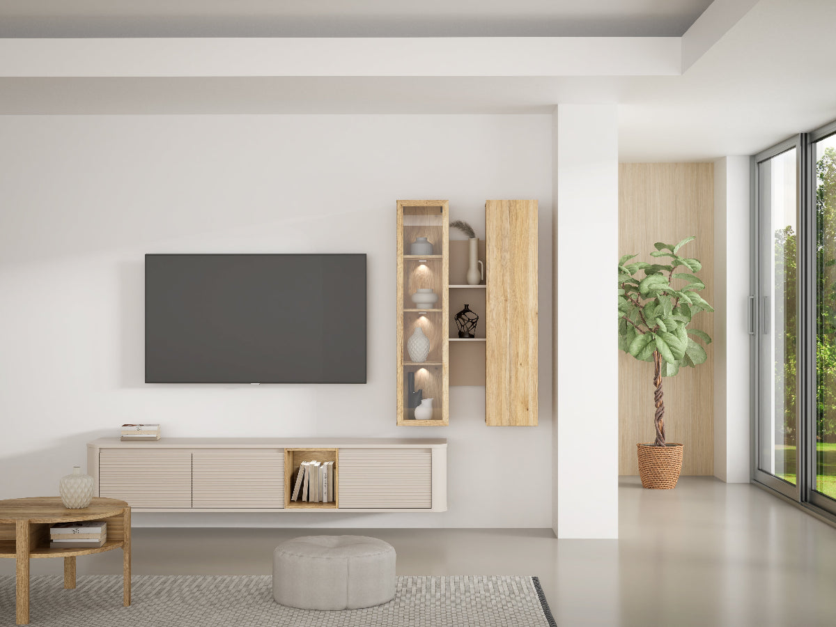 TV staliukas su pakabinamomis vitrininėmis lentynomis Breathtaker šviesiai smėlio ir natūralaus ąžuolo spalvos svetainės interjere