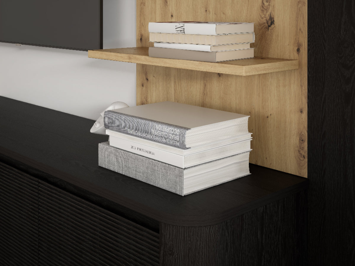 TV staliukas su sienine lentyna Breathtaker juodos spalvos ir natūralaus ąžuolo derinys moderniame interjere