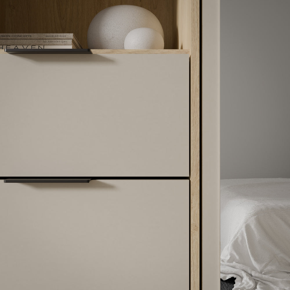 Fortasta spinta turi lentynas, stalčius ir pakaba rūbams