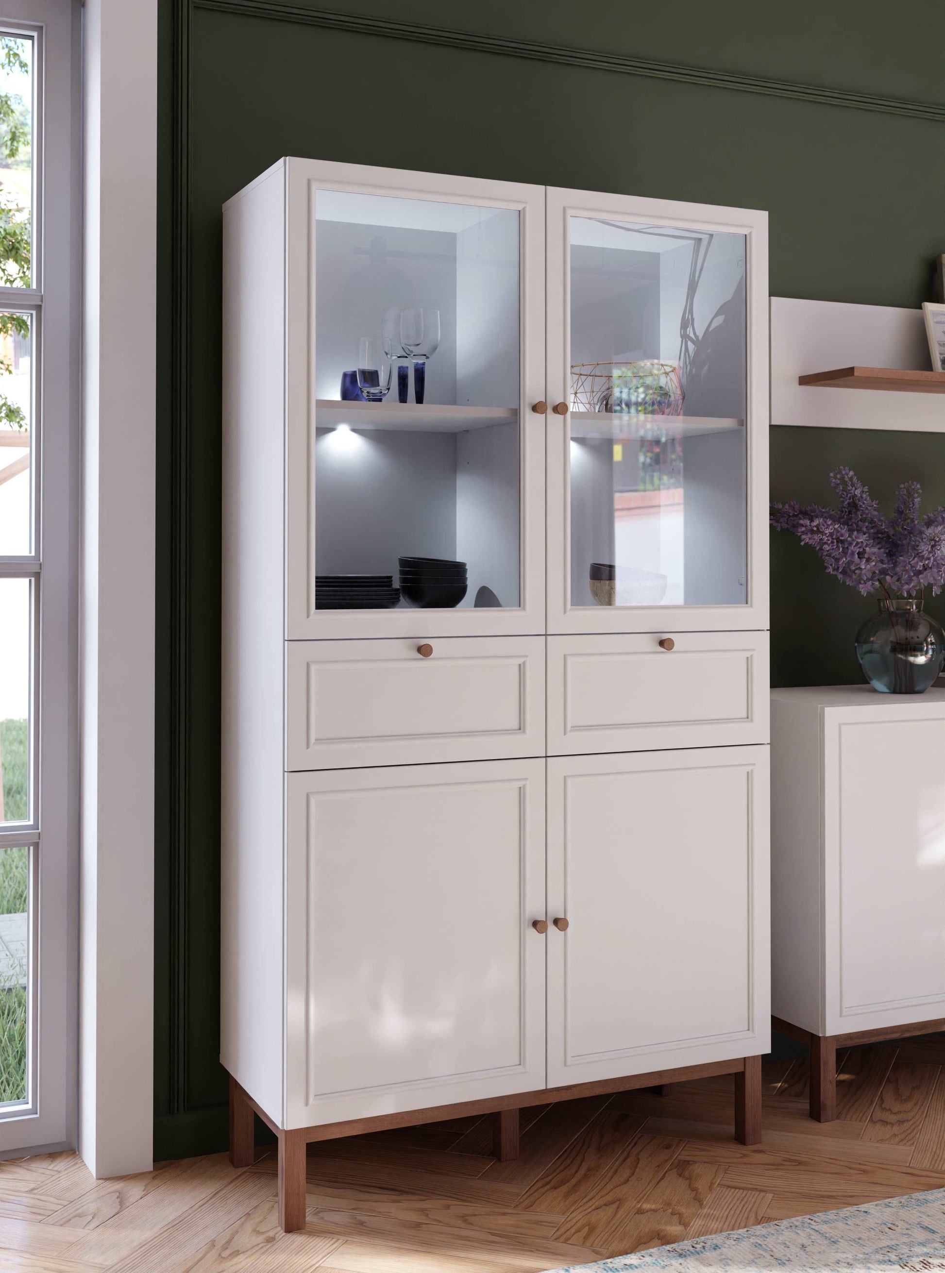 Penkrige indauja su stalčiukais, šviesiomis ir stiklinėmis durelėmis