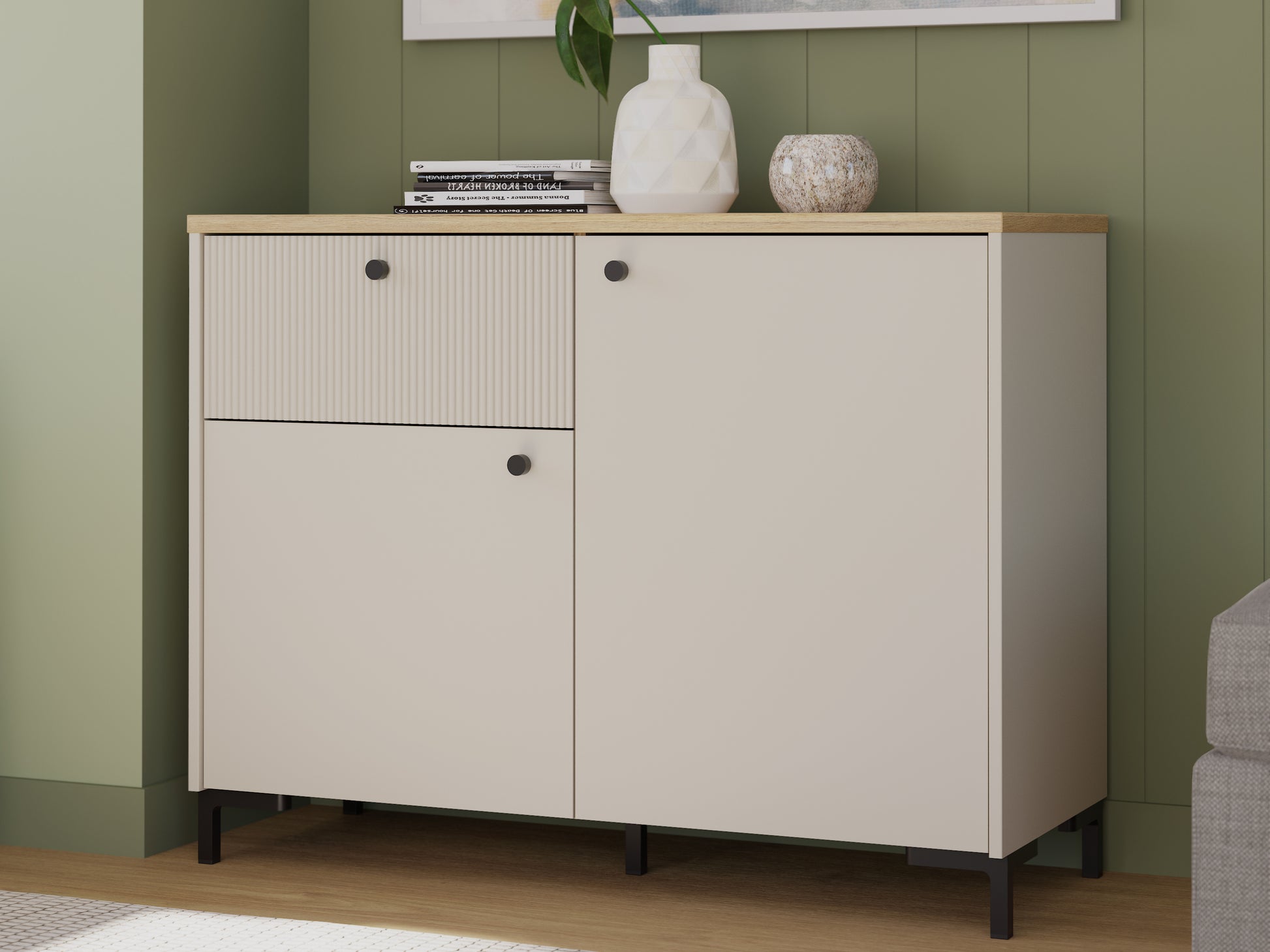 Bixbite kolekcijos komoda su stalčiumi ir dviem durelėmis, smėlio ir Mauvela ąžuolo spalvos