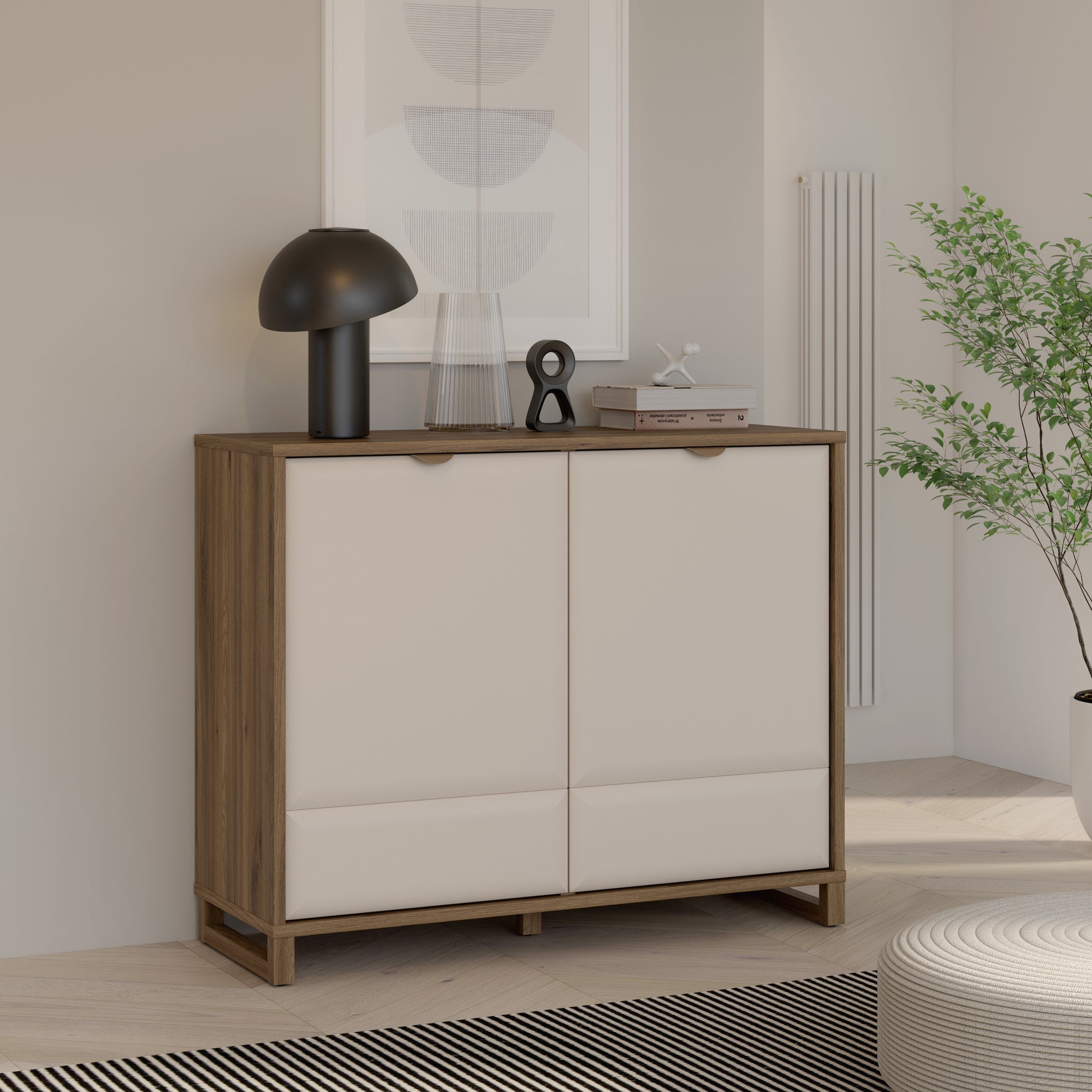 Komoda Mareda šviesios ir medžio spalvų jaukus derinys, su detalėmis ir lentynomis