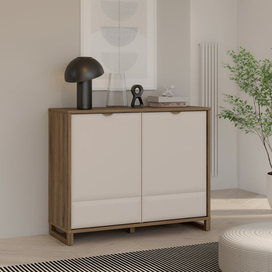 Komoda Mareda šviesios ir medžio spalvų jaukus derinys, su detalėmis ir lentynomis