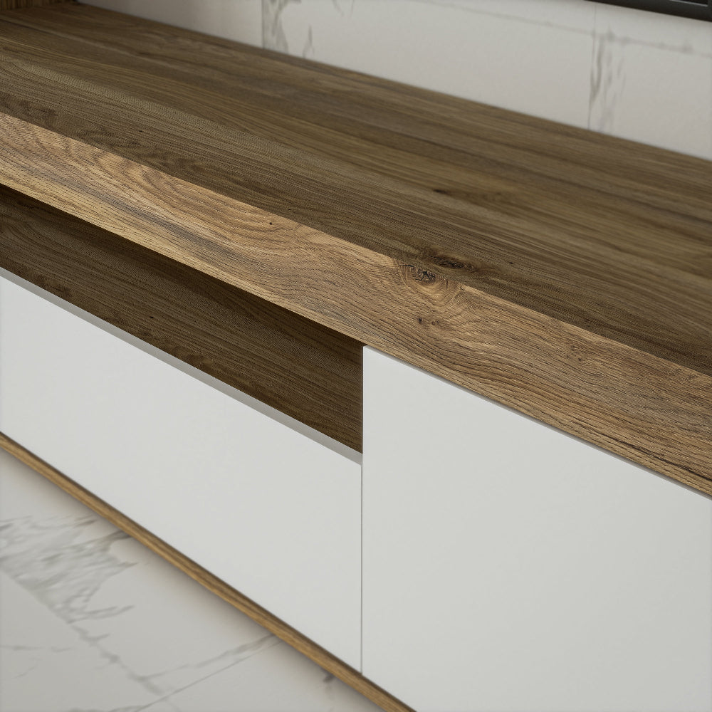 Moderni svetainės sekcija su šviesiai pilkais fasadais, atviromis lentynomis ir natūralaus ąžuolo akcentais