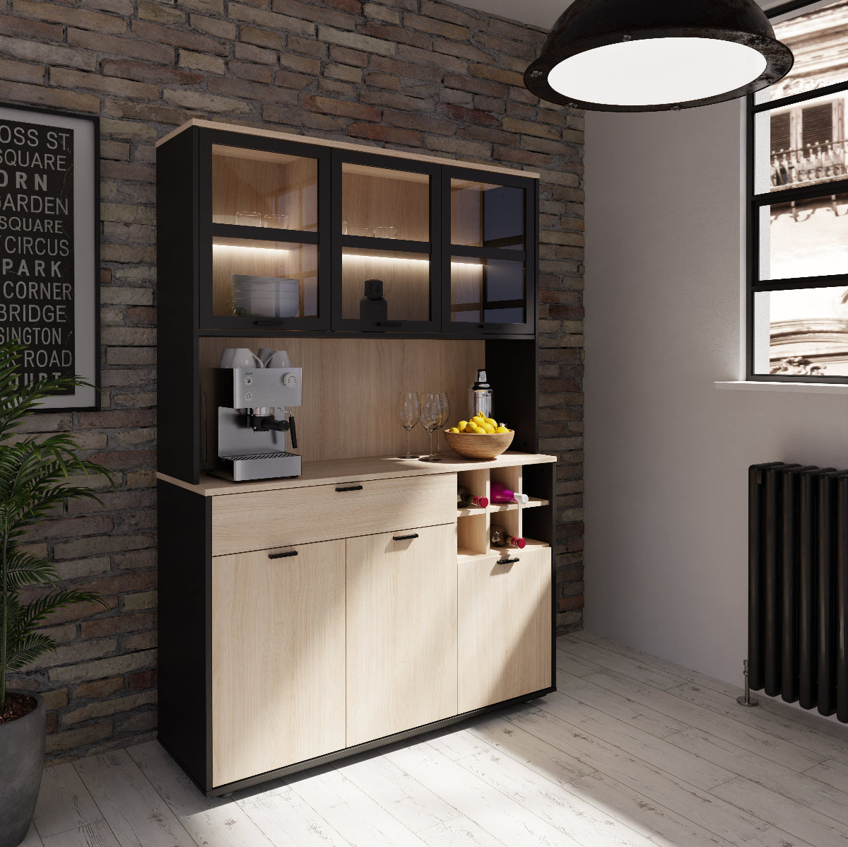 Moderni virtuvės komoda su stikline vitrina, LED apšvietimu ir gėrimų lentynomis, šviesaus ąžuolo spalvos su juodais akcentais