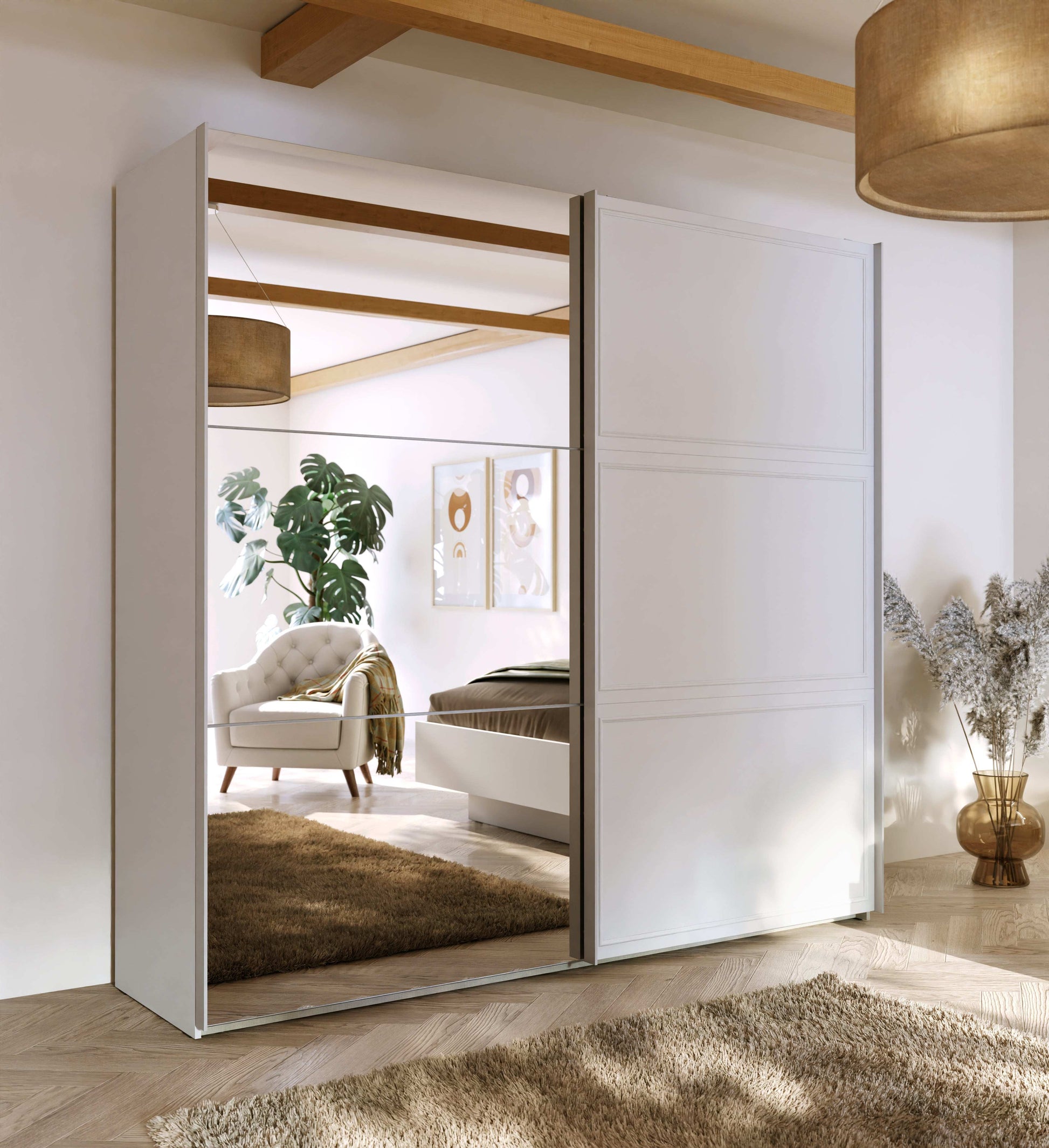 Penkrige spinta su stumdomomis durimis ir veidrodžiu, šviesiai pilka