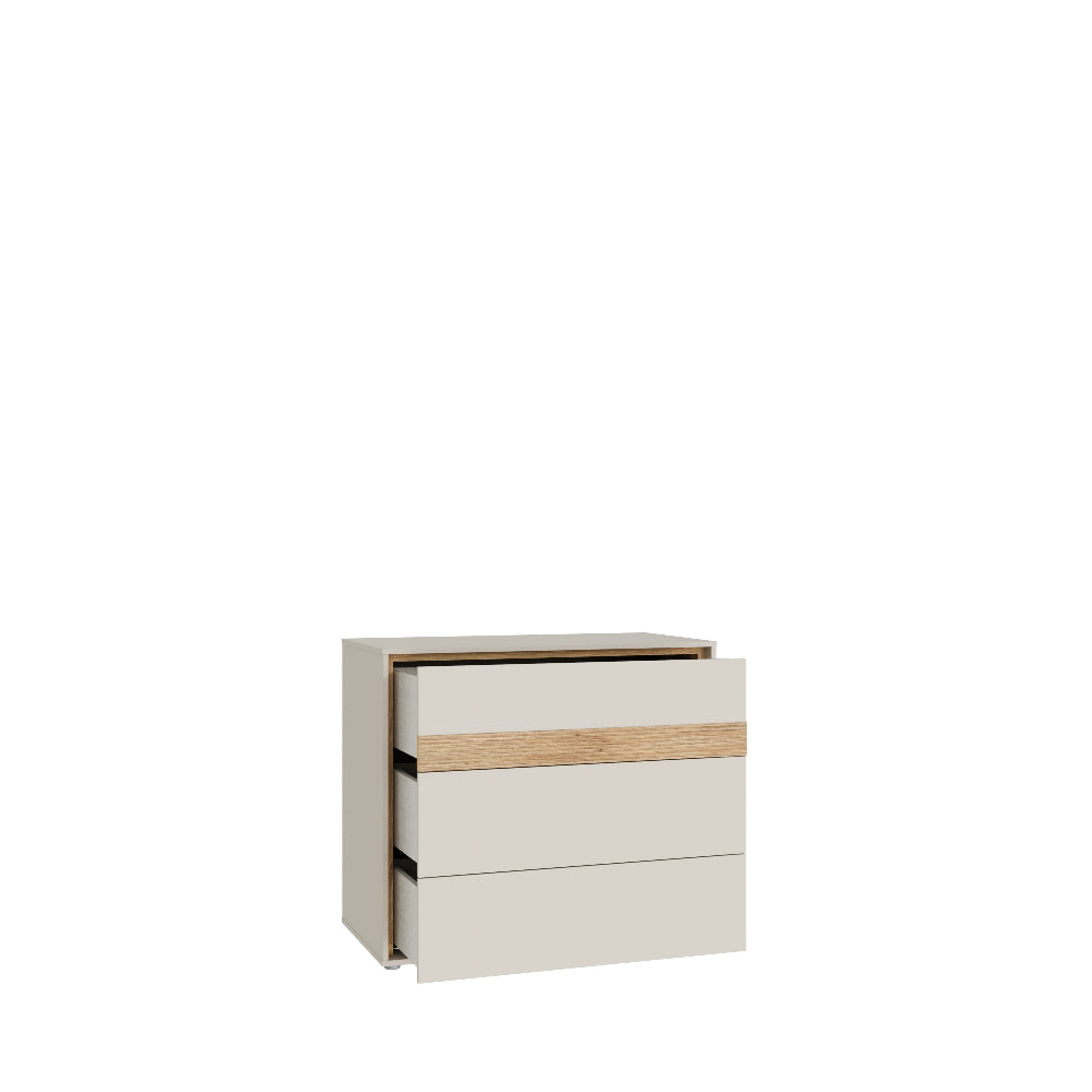 Komoda Wexlin smėlio spalvos su Mauvella ąžuolo detalėmis – modernus ir talpus miegamojo baldas.