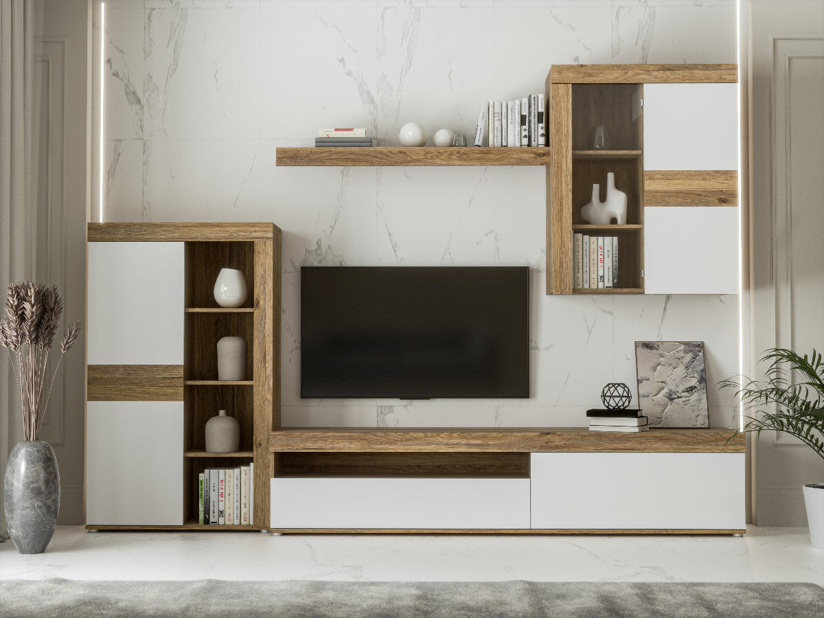 Moderni svetainės sekcija su šviesiai pilkais fasadais, atviromis lentynomis ir natūralaus ąžuolo akcentais