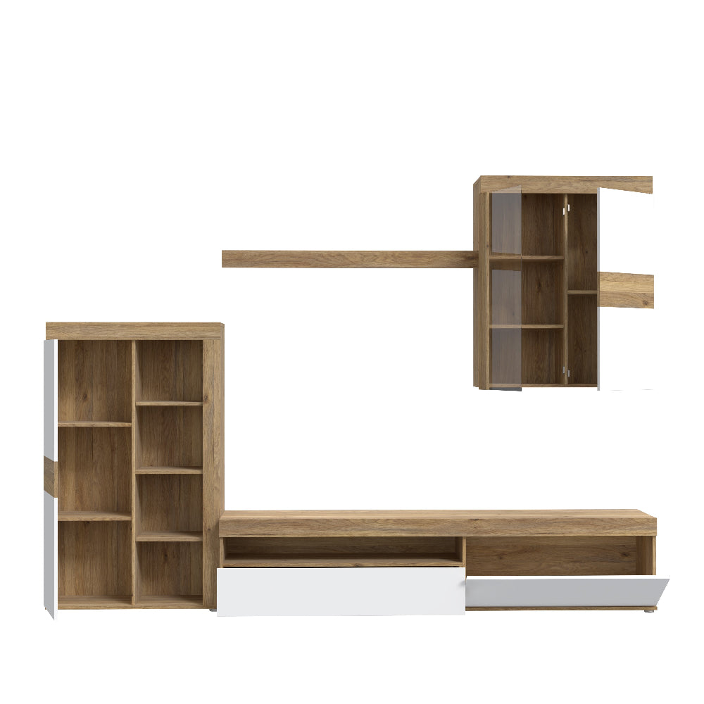 Moderni svetainės sekcija su šviesiai pilkais fasadais, atviromis lentynomis ir natūralaus ąžuolo akcentais