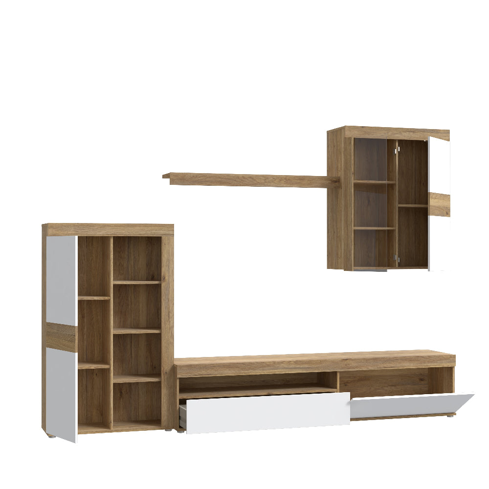 Moderni svetainės sekcija su šviesiai pilkais fasadais, atviromis lentynomis ir natūralaus ąžuolo akcentais