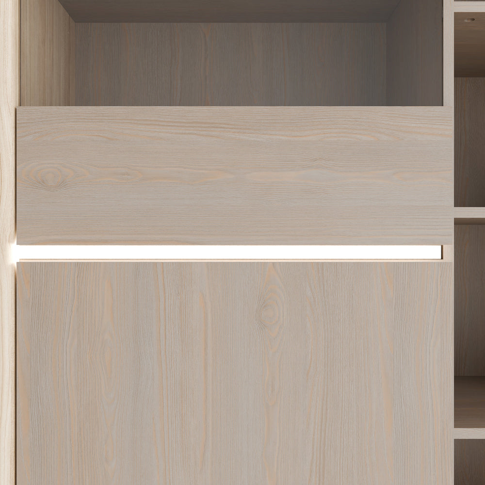 Ficar vitrina su stikline dalimi ir atviromis lentynomis Riva Oak ir Imbiah Pine spalvos svetainei arba valgomajam.