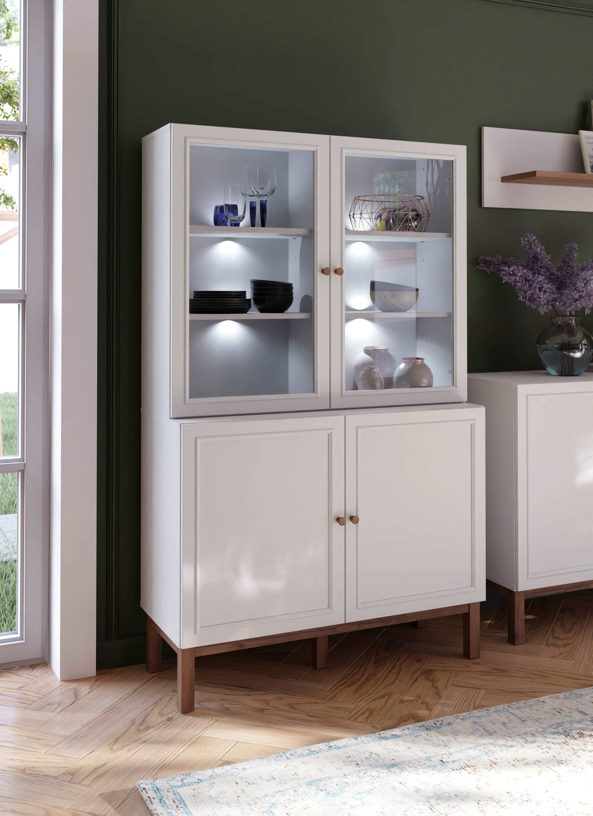 Penkrige indauja su šviesiomis ir stiklinėmis durelėmis