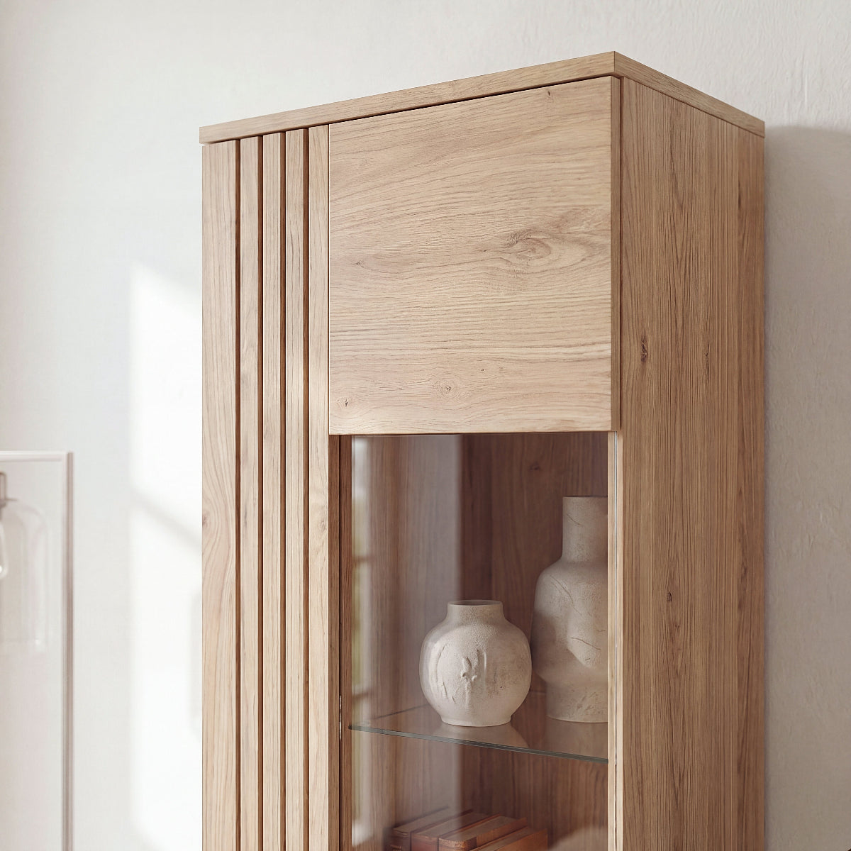 Verniq vitrina - elegantiškas baldas moderniai svetainei.